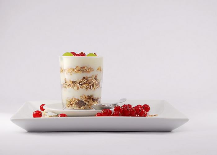 Jedz częściej, ale mniejszymi porcjami Large muesli breakfast food cornflakes 40725